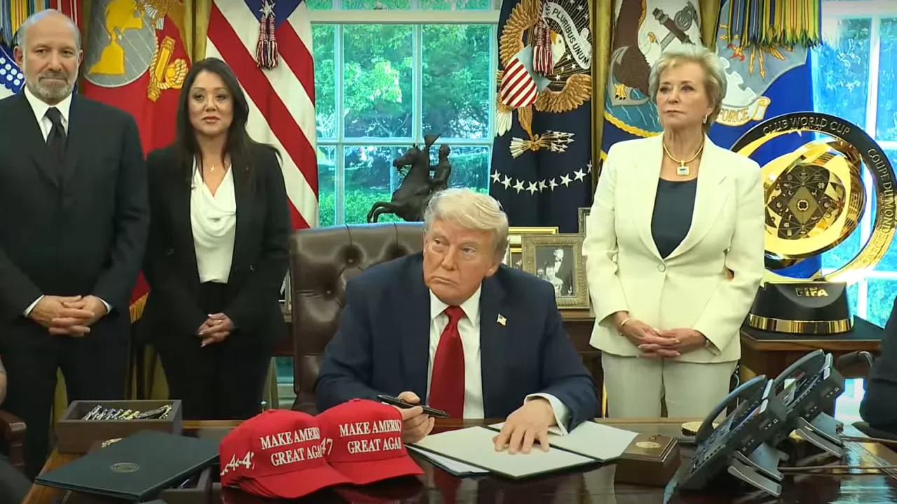 Президент Трамп подписывает исполнительные указы в Овальном кабинете, 23 апреля 2025 г. / Скриншот