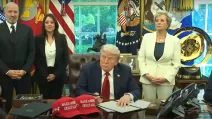 Президент Трамп подписывает исполнительные указы в Овальном кабинете, 23 апреля 2025 г. / Скриншот