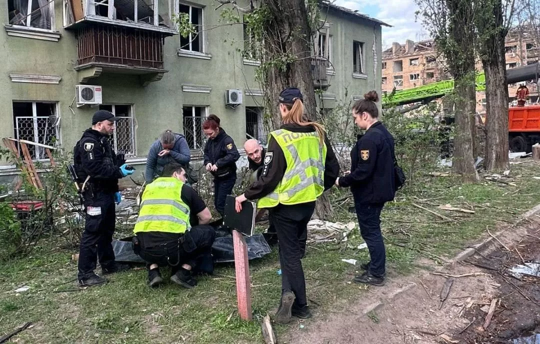 У Києві під завалами шукають людей / Фото: Нацполіція