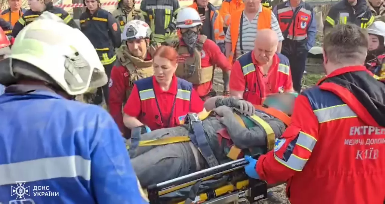 Спасение пострадавшего в результате обстрела Киева / Скриншот