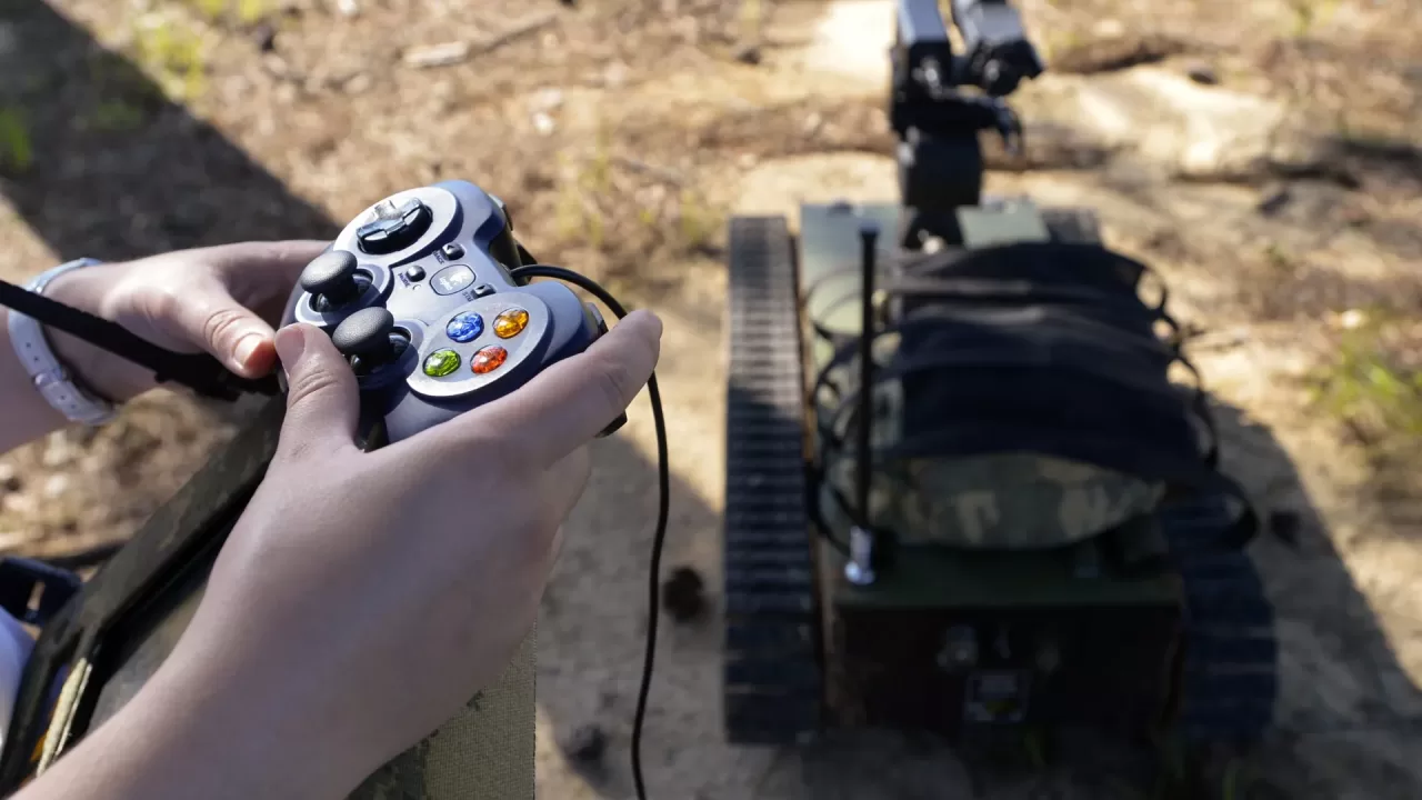 Великобритания запретила экспорт в Россию игровых контроллеров, которые могут использоваться для управления дронами / Фото: EPA