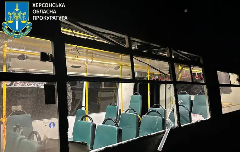 Пошкоджений російським ударом автобус у Херсоні / Фото: Херсонська обласна прокуратура