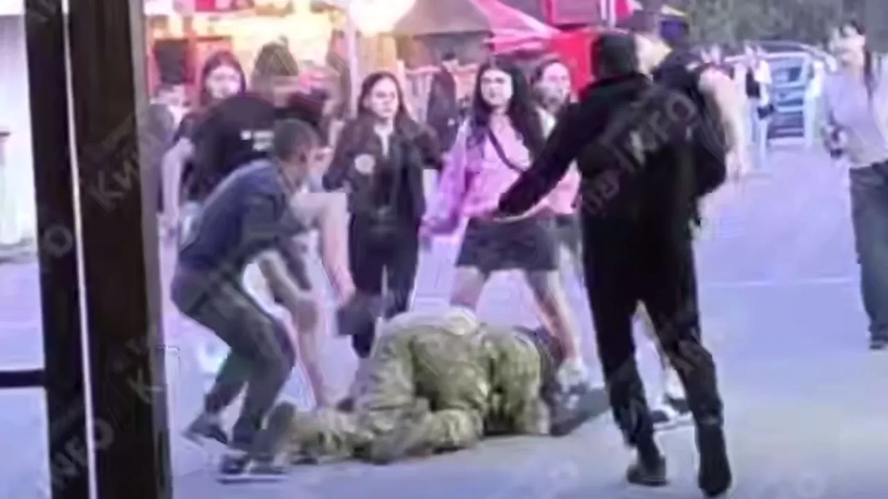 Избиение военного в Киеве / Скриншот из видео