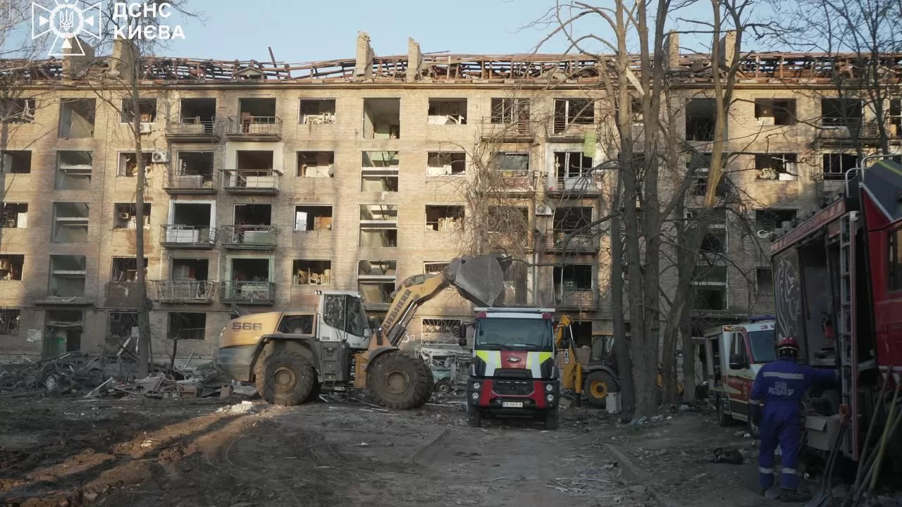 В Киеве завершили поисковую операцию на месте разрушенного дома / Фото: ГСЧС