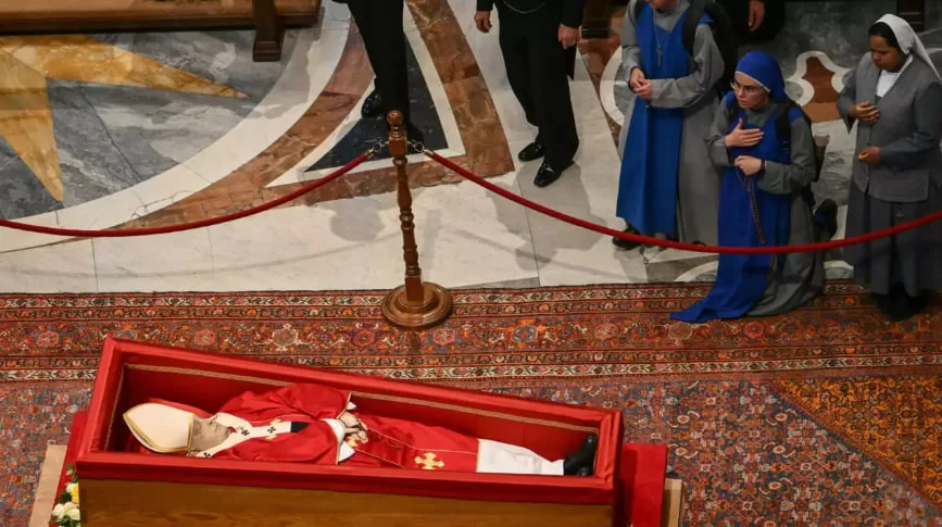 В Ватикане продолжается последний день прощания с Папой Римским / Фото: AFP