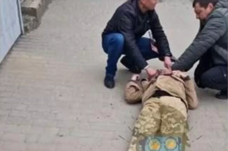 Мужчина без сознания / Кадр из видео