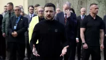 Президент України Володимир Зеленський під час вшанування жертв російського обстрілу у Святошинському районі Києва / Фото: Суспільне