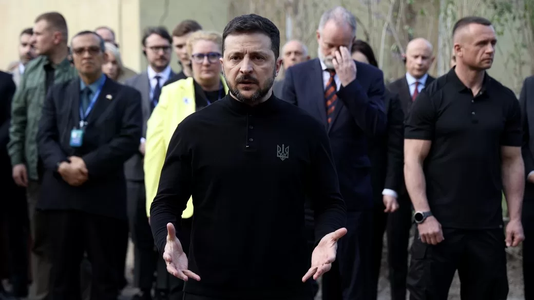 Президент України Володимир Зеленський під час вшанування жертв російського обстрілу у Святошинському районі Києва / Фото: Суспільне