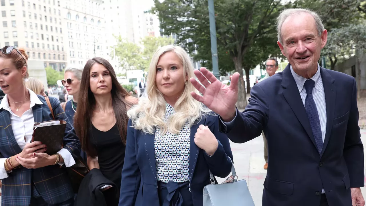 Адвокат Девід Бойс прибуває зі своєю клієнткою Вірджинією Джуффре на слухання у кримінальній справі проти Джеффрі Епштейна, 27 серпня 2019 року. Нью Йорк / Фото Reuters