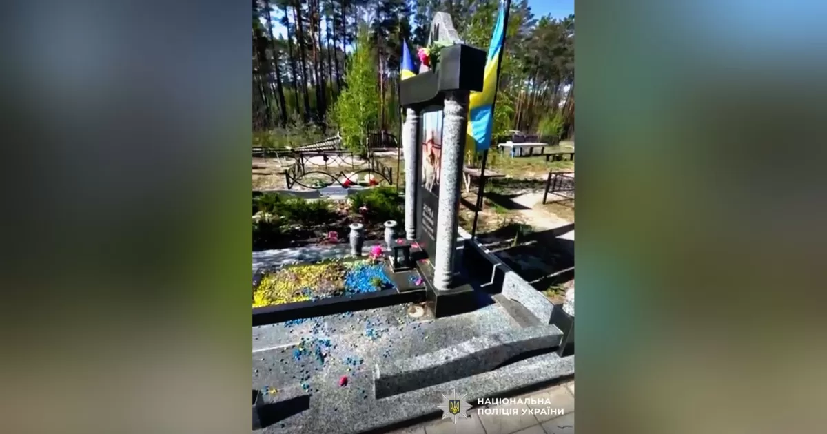 Поліцейські Київщини повідомили про підозру фігурантці за фактом наруги над могилою / Фото поліція Київщини