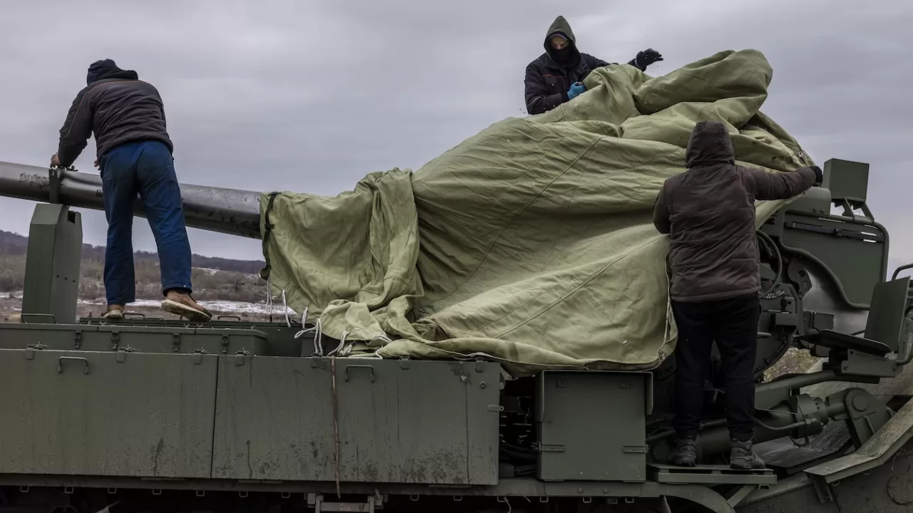 Рабочие завода накрывают «Богдан». После испытаний артиллерийская установка должна была вернуться на завод для окончательной настройки / Фото  The Washington Post