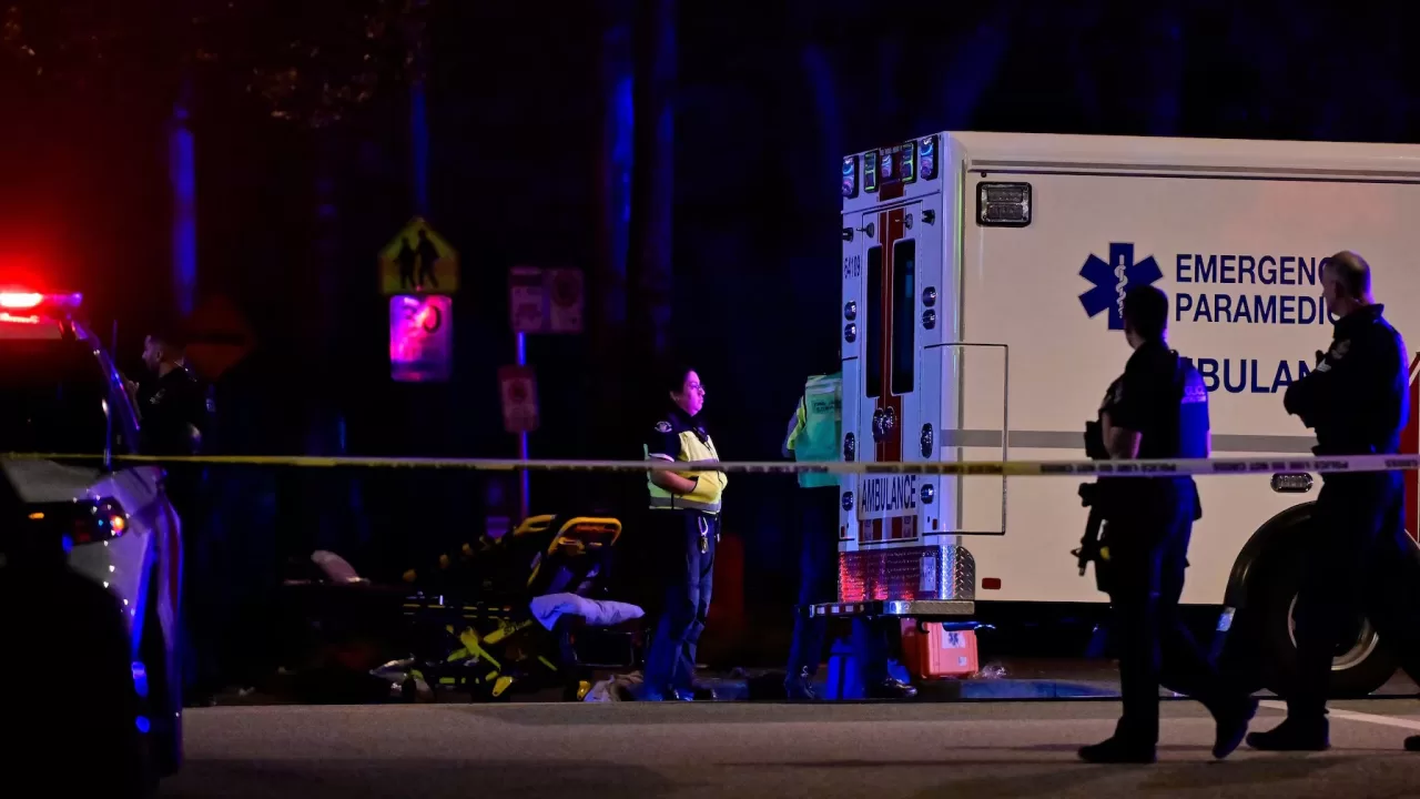 Швидка допомога стоїть поблизу Іст 41-ї авеню та Фрейзер-стріт, де проходила філіппінська вулична вечірка з нагоди Дня Лапу Лапу / Фото Reuters