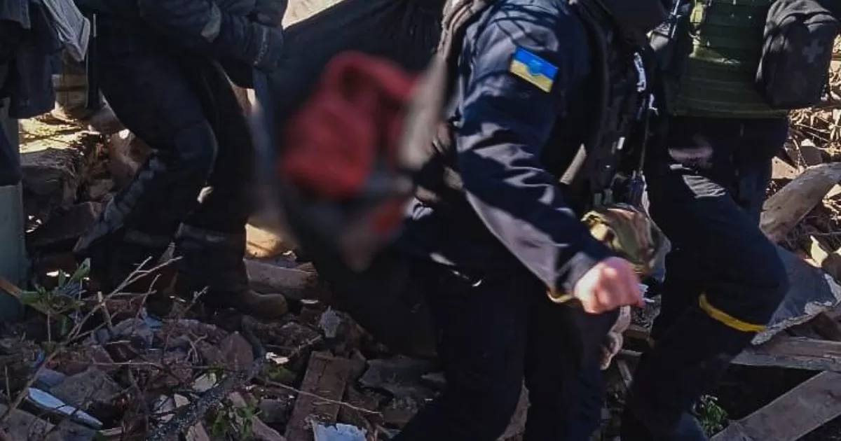 Rescuers recovered the body of a man killed in an air strike on Kupiansk / Photo: State Emergency Service