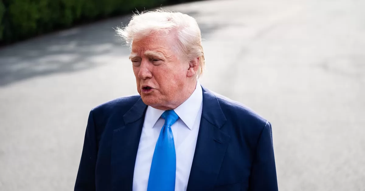 Трамп выступает перед представителями СМИ перед посадкой на борт вертолета Marine One в Белом доме 25 апреля 2025 / Фото The Washington Post