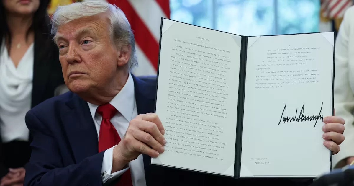 Президент США Дональд Трамп тримає підписаний указ в Овальному кабінеті Білого дому 23 квітня 2025 року / Фото Reuters