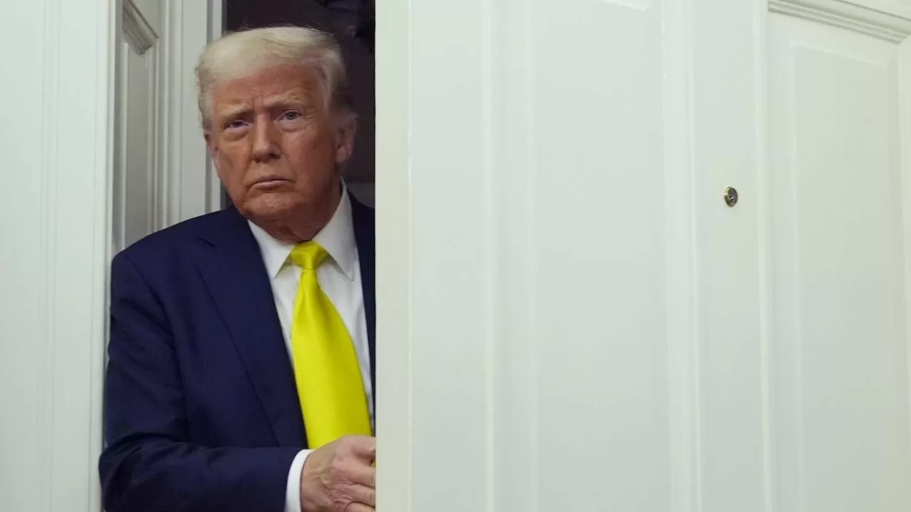 Президент Дональд Трамп прибуває на церемонію приведення до присяги доктора Мехмета Оза на посаду адміністратора Центрів медичного обслуговування та медичної допомоги в Овальному кабінеті / Фото AP