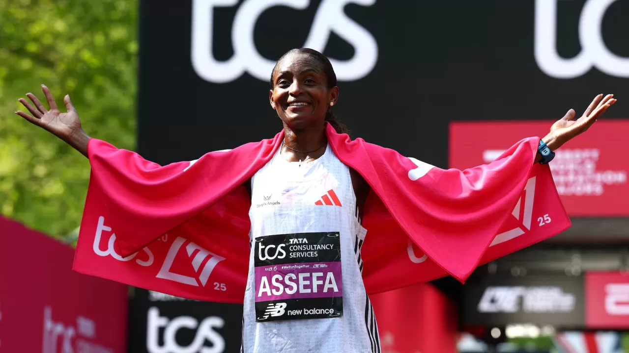 Ефіопка Тігст Ассефа святкує перемогу в Лондонському марафоні-2025 / Фото Reuters