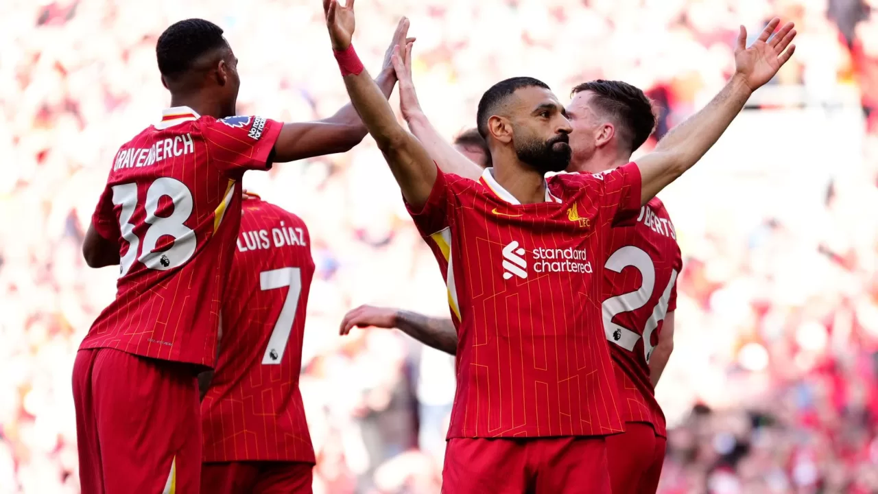 Мохамед Салах (у центрі) з «Ліверпуля» святкує четвертий гол своєї команди разом із товаришами по команді / Фото PA