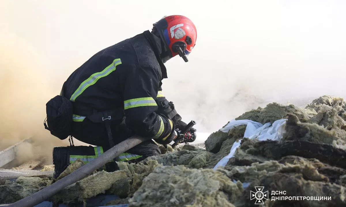 Спасатель на месте обстрела / Фото архивные: ГСЧС