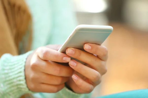 Дівчина з телефоном / Фото ілюстративне: Depositphotos