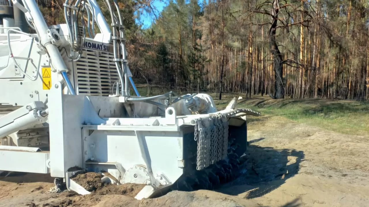 На Харківщині на міні підірвалася техніка для розмінування / Фото: ДСНС Харківщини