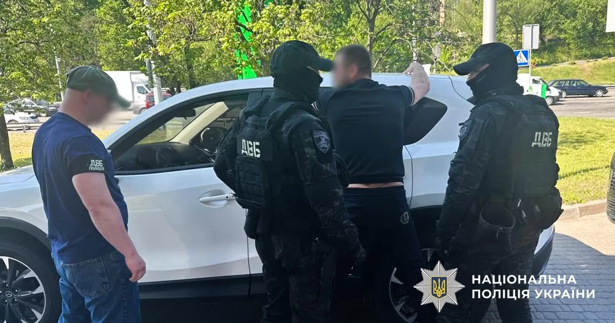 Фальшиве посвідчення і "служба" в розвідці: афериста затримали під час передачі грошей / Фото: Нацполіція