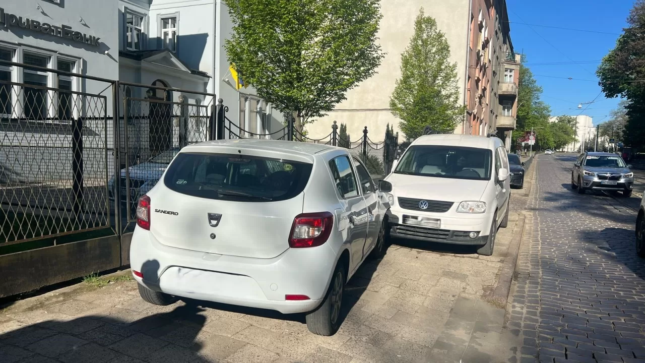 У Львові чоловіку врізався в припарковане авто та помер на місці / Фото: Поліція Львівщини