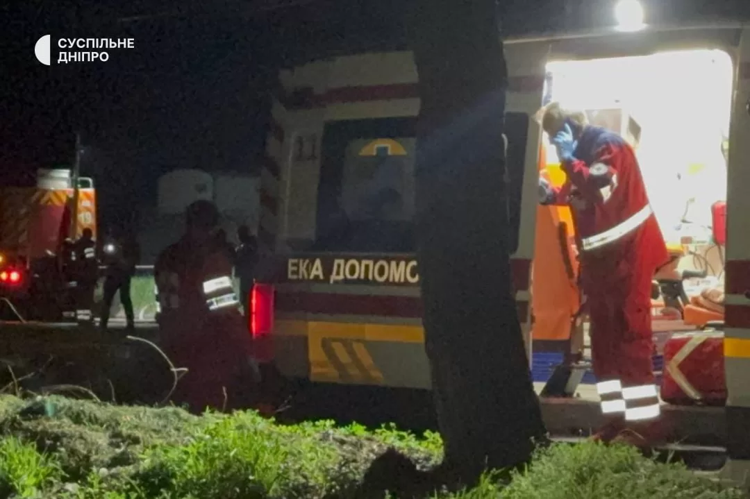 На местах попаданий в Днепре после массированной атаки дронами работают медики / Фото: Суспільне