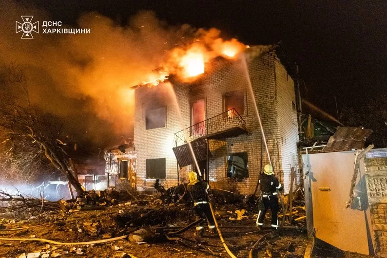 Рятувальники гасять пожежу після атаки "Шахедів" / Фото: ДСНС