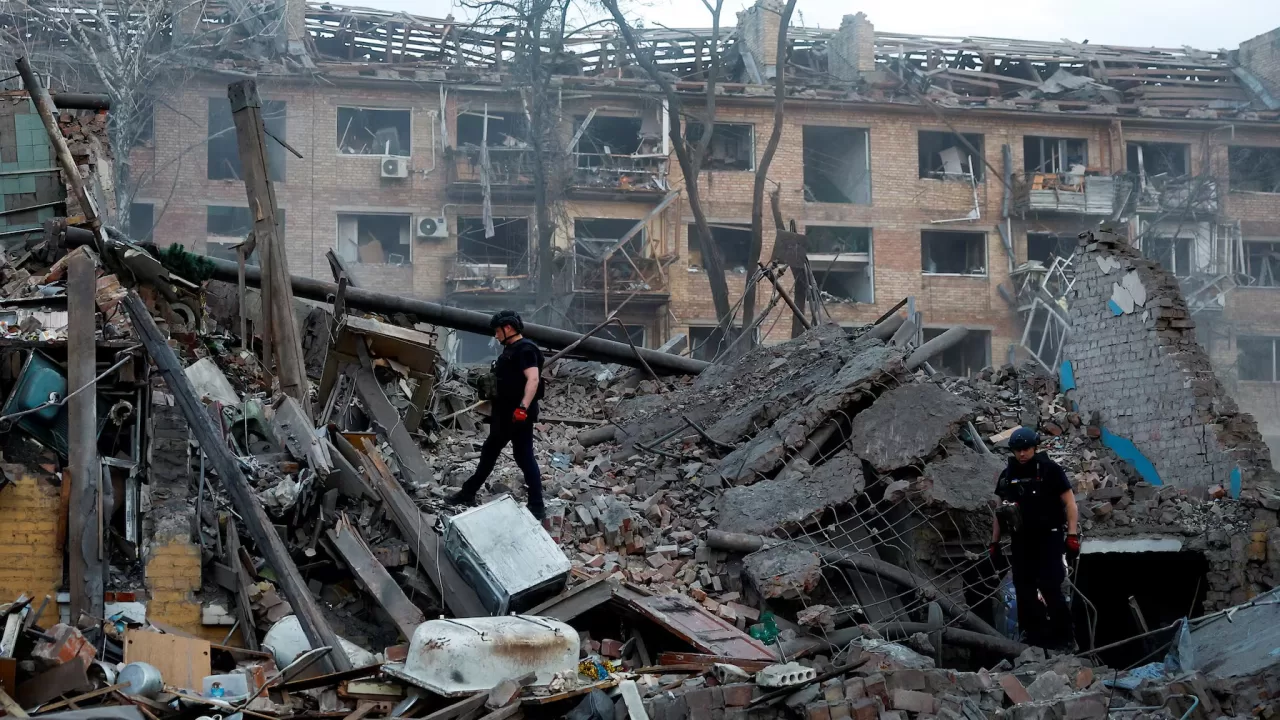 Поліцейські оглядають місце удару російської балістичної ракети у Києві, 24 квітня 2025 / Фото Reuters