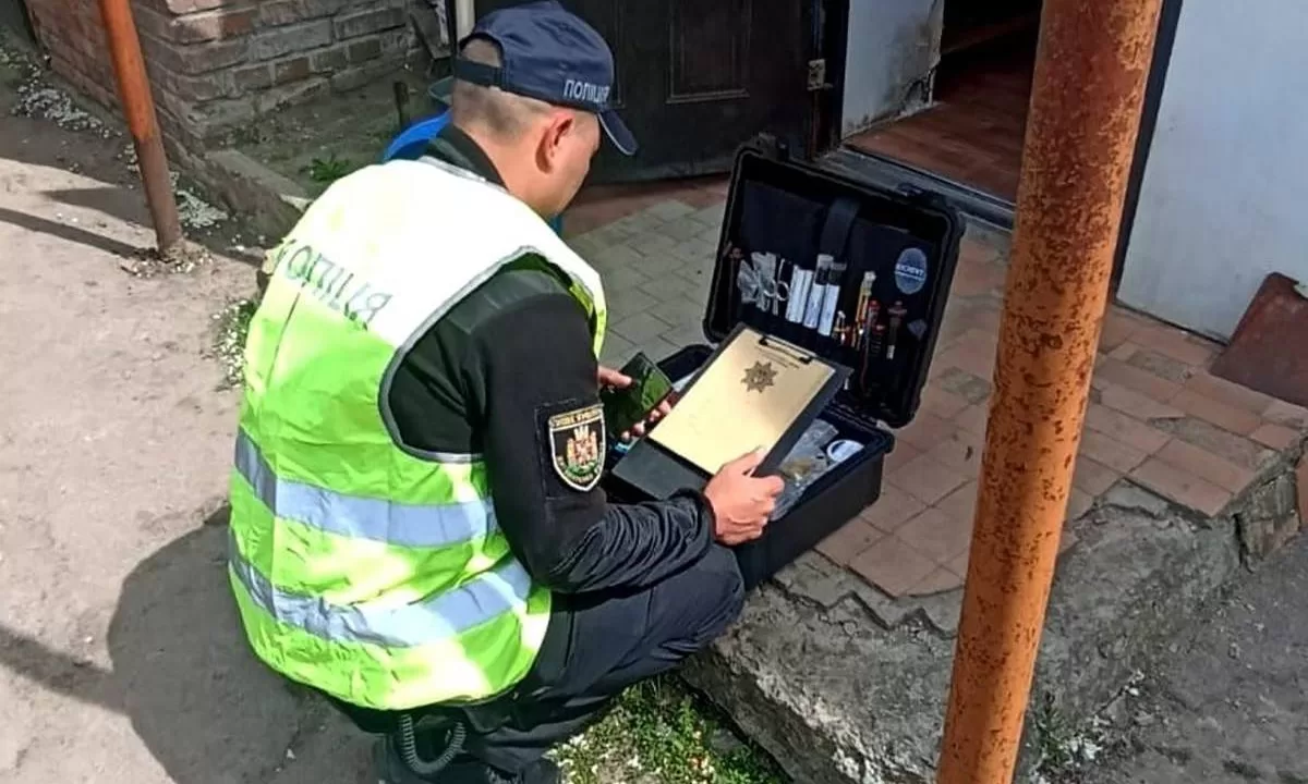 Эксперт-криминалист на месте убийства / Фото: Полиция Житомирской области