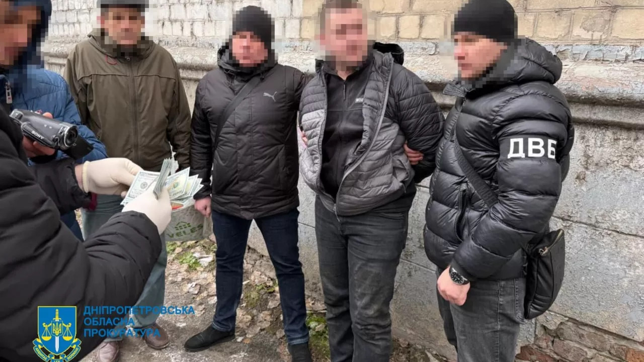 Затримання поліцейського, підозрюваного в хабарництві / Фото: Дніпропетровська обласна прокуратура