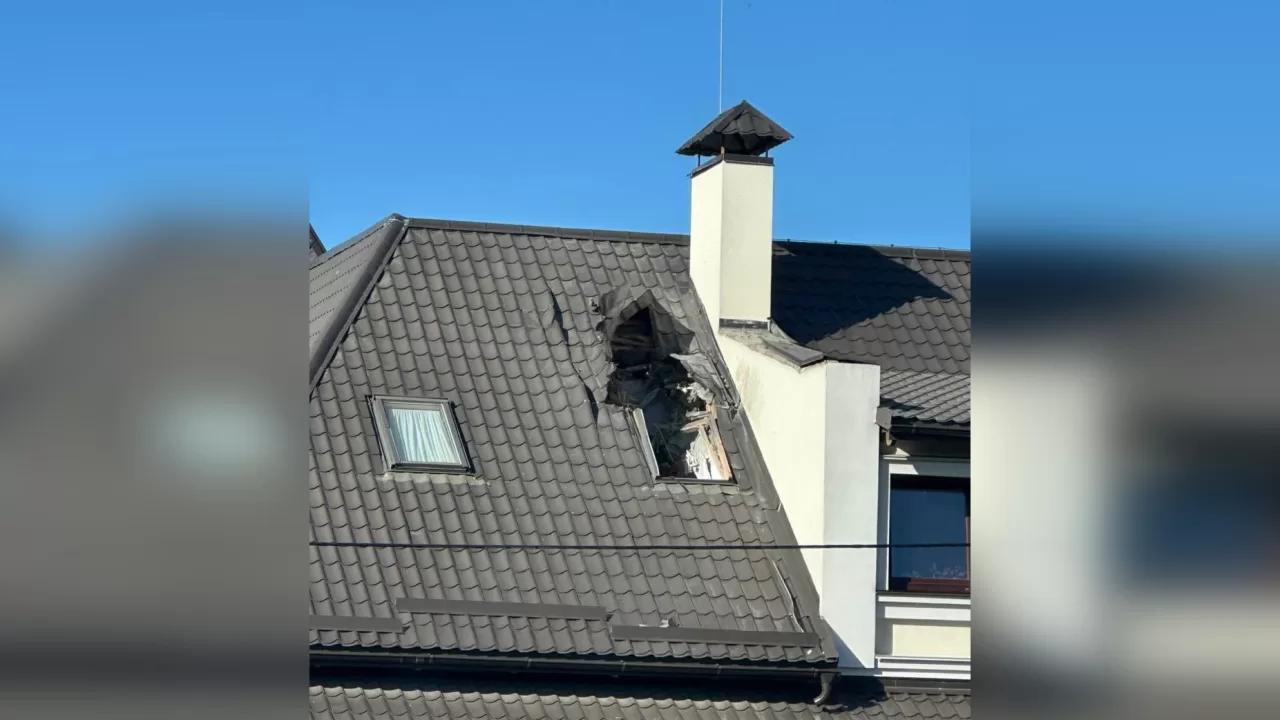 Поврежденная крыша после ночной атаки дронов на Киев / Фото: Telegram-каналы