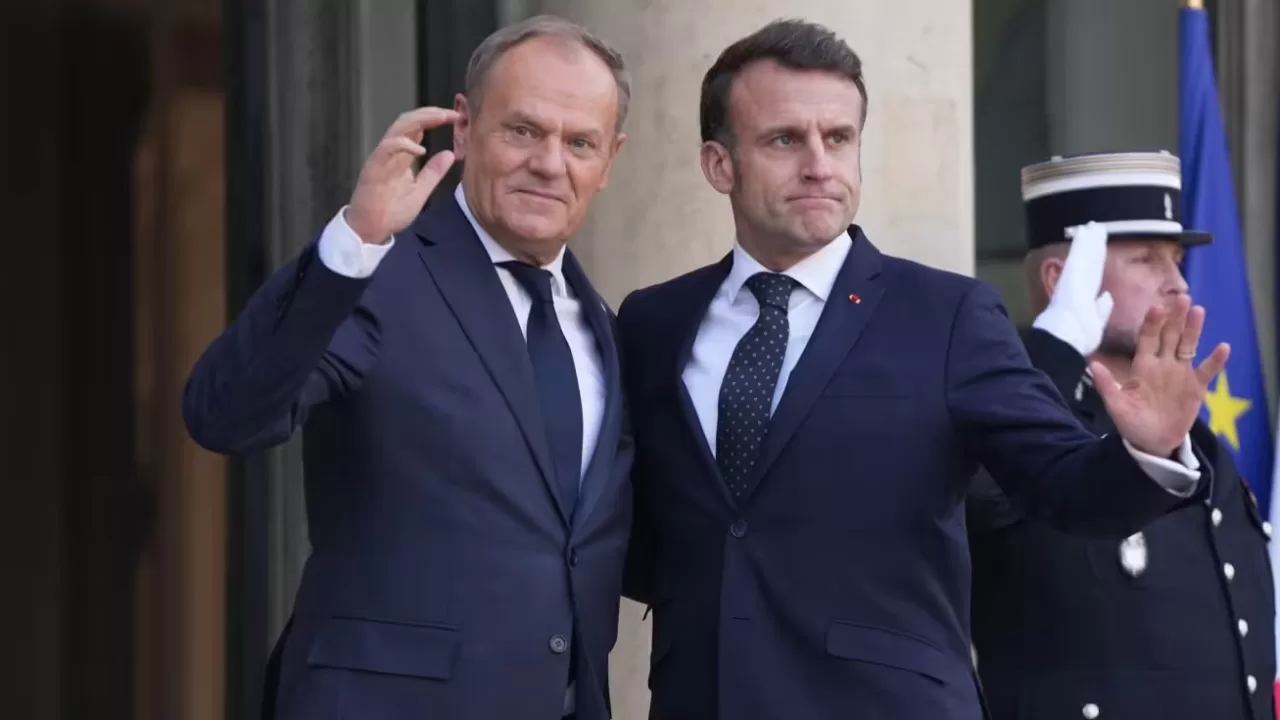 Премьер-министр Польши Дональд Туск (слева) и президент Франции Эммануэль Макрон в феврале 2025 года / Фото Bloomberg