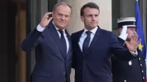 Прем'єр-міністр Польщі Дональд Туск (ліворуч) і президент Франції Еммануель Макрон у лютому 2025 / Фото Bloomberg