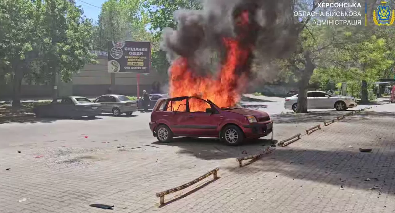 Двое людей пострадали в результате обстрела Херсона 2 мая / Скриншот