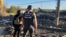 Правоохоронці на місці авіаудару на Харківщині / Фото: Харківська обласна прокуратура