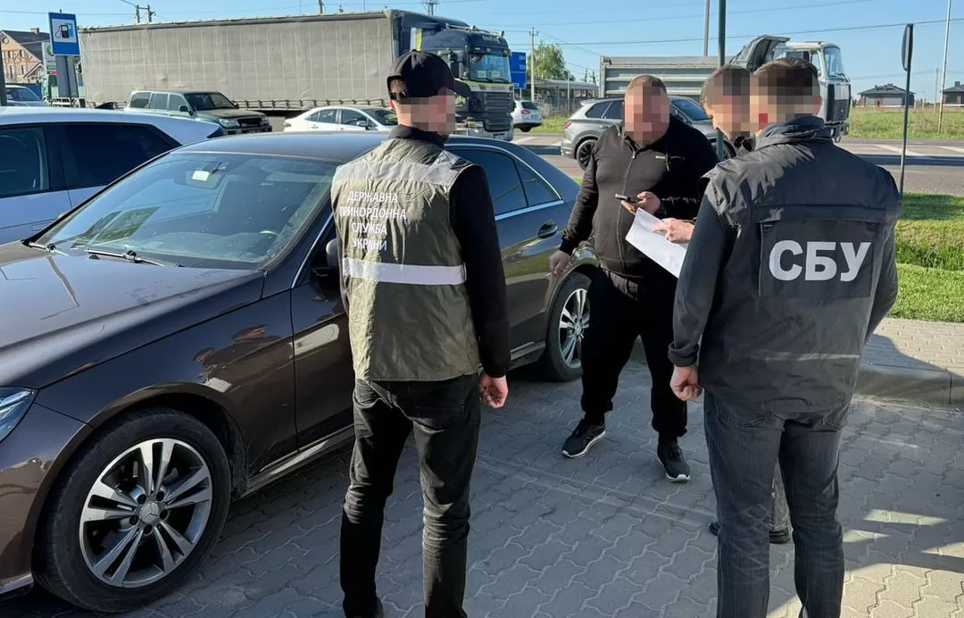 Задержание подозреваемых в контрабандной схеме с авто / Фото: БЭБ