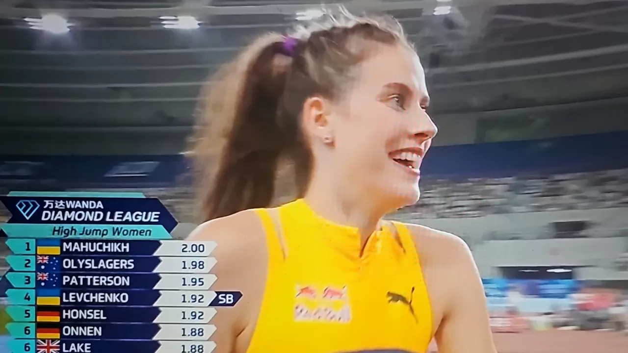 Ярослава Магучих после победного прыжка / Скриншот трансляции