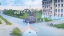 Костянтинівка,Краматорський район, Донеччина. MRAP з нашими воїнами потрапляє під удар ворожого FPV-дрону на оптоволокні в районі 15-ї загальноосвітньої школи / Скриншот відео