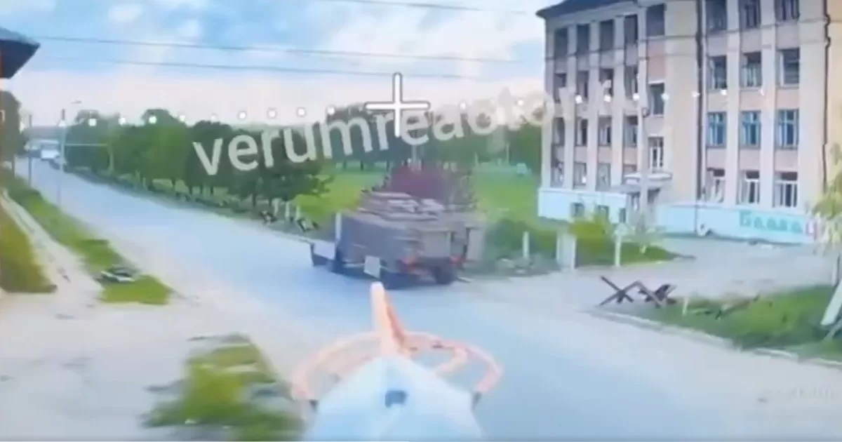 Костянтинівка,Краматорський район, Донеччина. MRAP з нашими воїнами потрапляє під удар ворожого FPV-дрону на оптоволокні в районі 15-ї загальноосвітньої школи / Скриншот відео