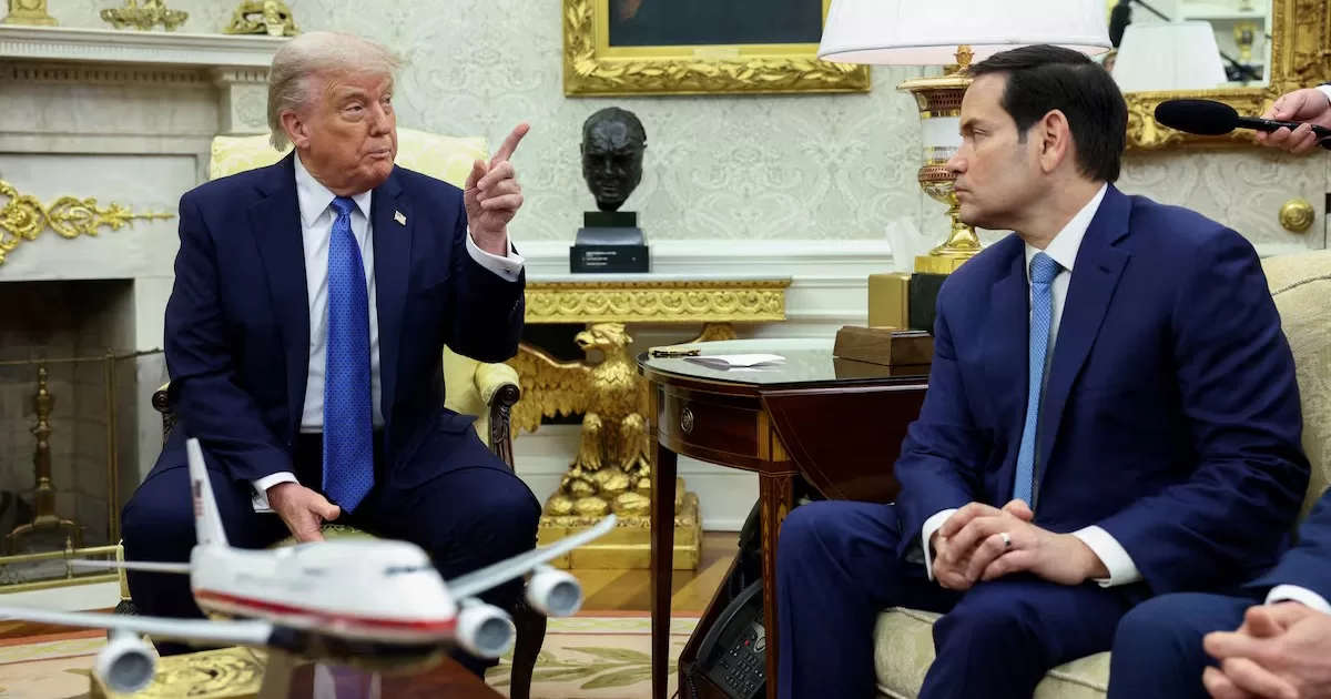 Дональд Трамп и Марко Рубио во время встречи с премьер-министром Норвегии Йонасом Гаром Стьере (нет на фото) в Овальном кабинете Белого дома, 24 апреля 2025 года / Фото Reuters