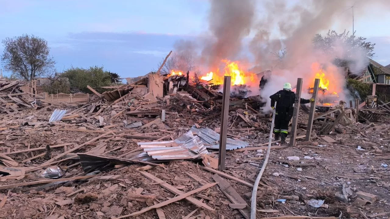 Пожежа після влучання КАБ в селищі Золочів на Харківщині / Фото: Віктор Коваленко