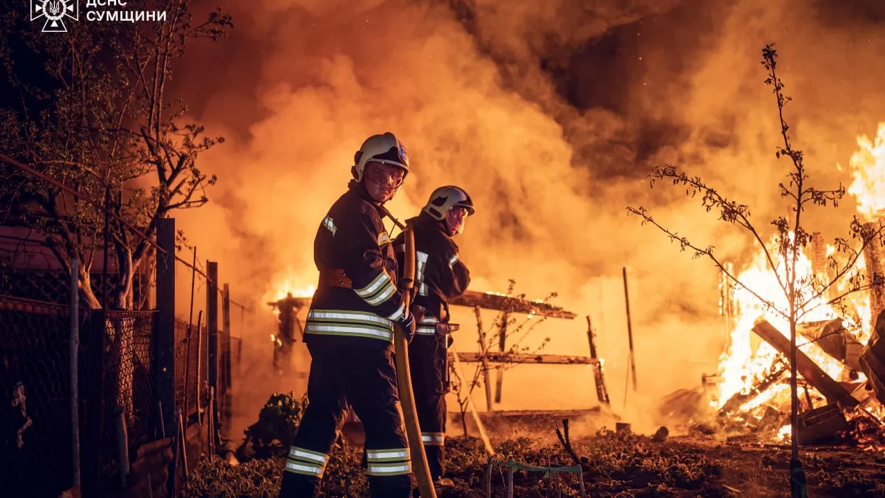 Рятувальники на місці пожежі після обстрілу / Фото архівне: ДСНС