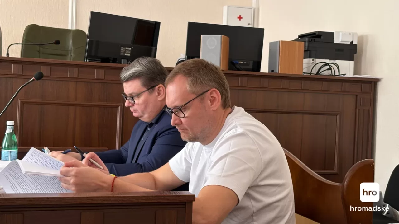 Андрій Смирнов (праворуч) у залі суду / Фото: hromadske