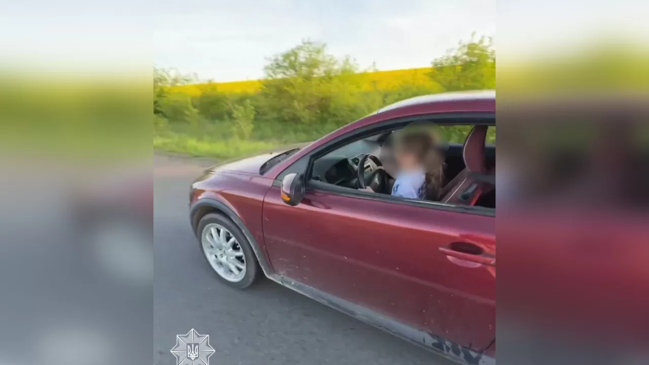 Поліція розшукала батька, який посадив за кермо дитину / Фото: Патрульна поліція Львівської області