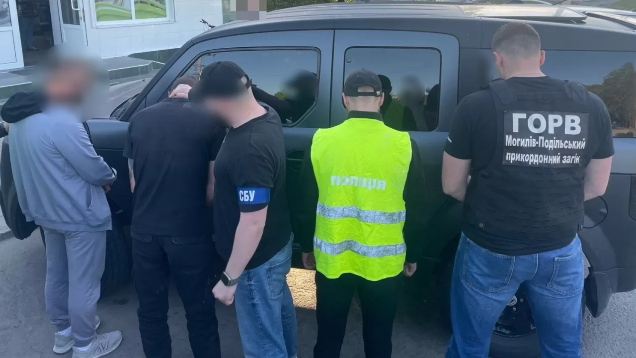 «Під ключ» за 14 тисяч доларів: на Вінниччині викрили схему переправлення осіб через кордон / Фото ДПСУ