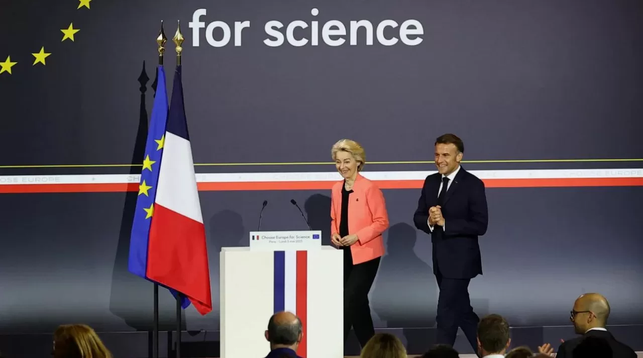 Президент Франции Эммануэль Макрон и глава Европейской комиссии Урсула фон дер Ляйен на мероприятии "Выбери Европу для науки" / Фото: EPA-EFE