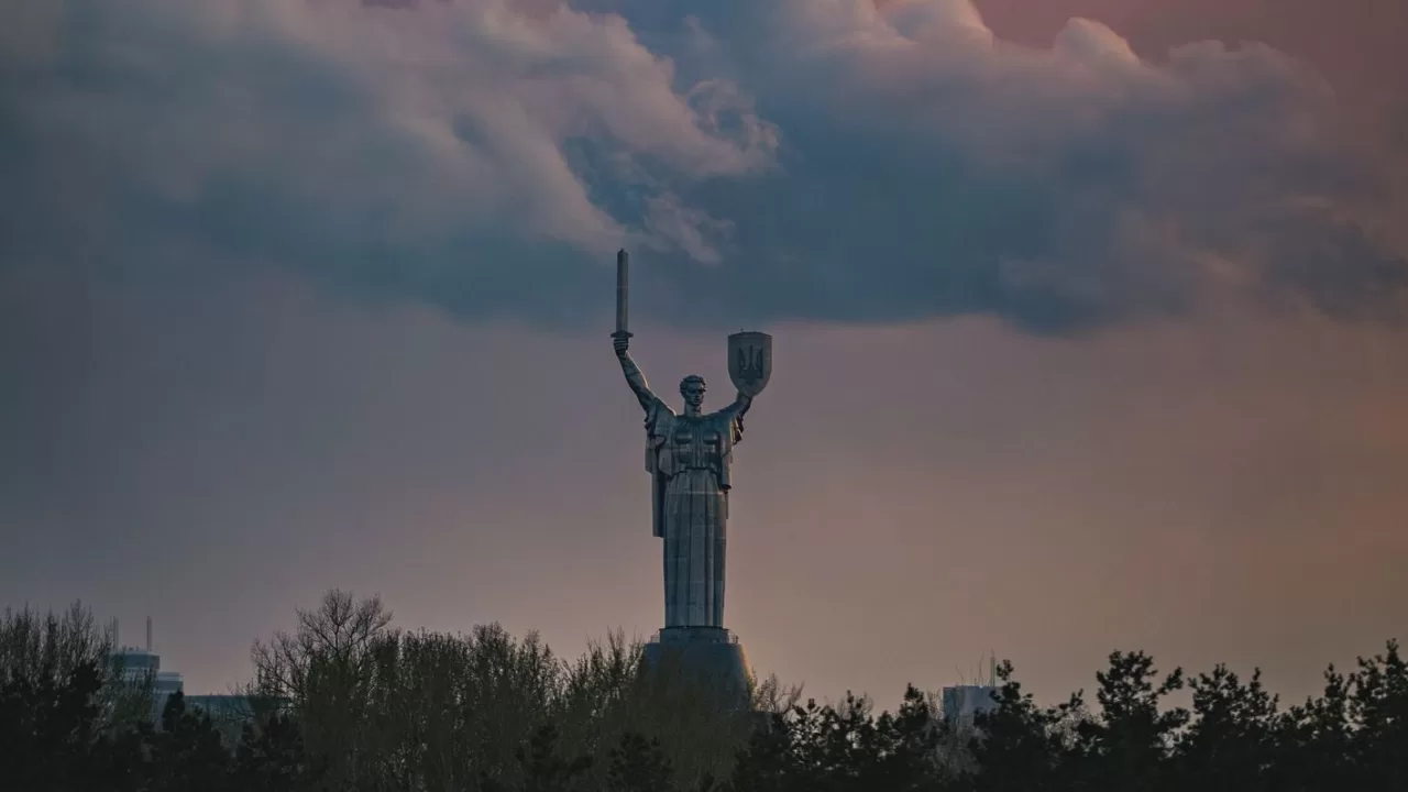 Монументальная скульптура Родина-Мать в Киеве / Фото: sstenemes / Instagram