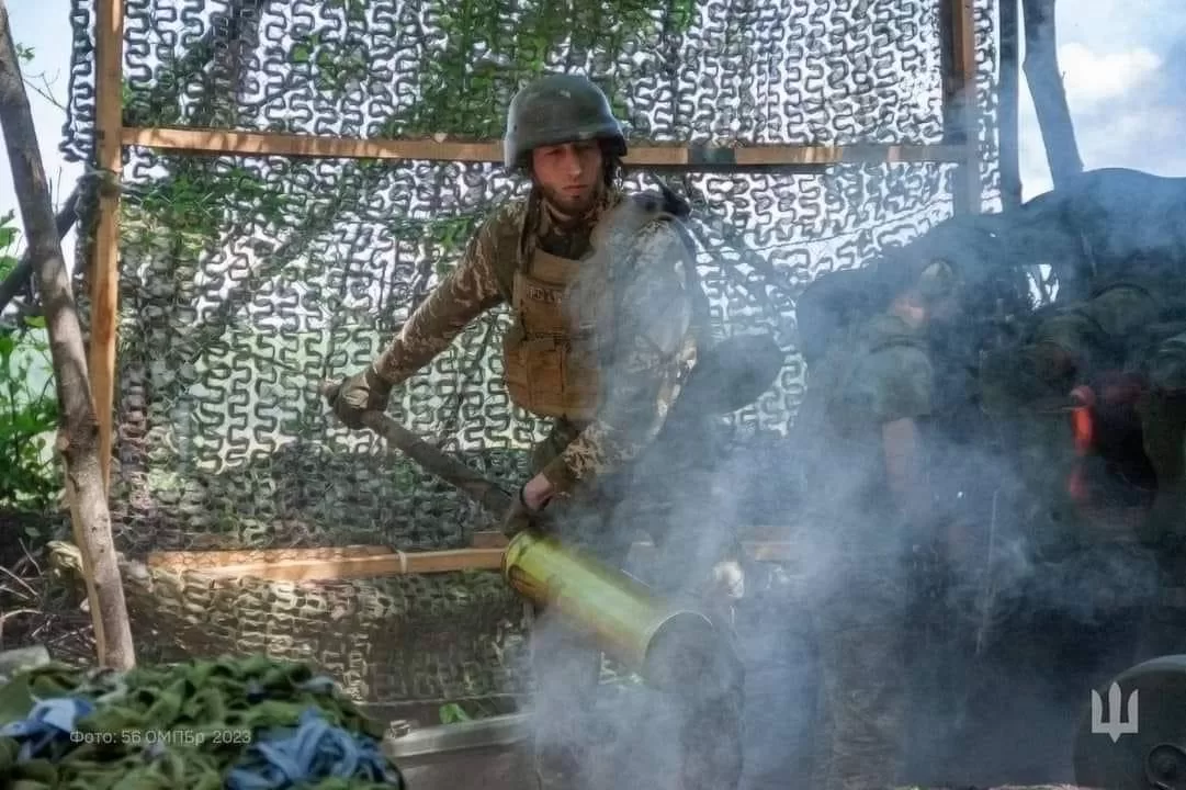 Боец 55-й отдельной артиллерийской бригады во время боевой работы на фронте / Фото: Генштаб ВСУ